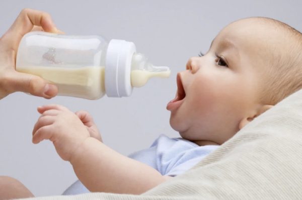 EL MÉTODO KASSING: ALIMENTAR DE MANERA RESPETUOSA CON BIBERÓN